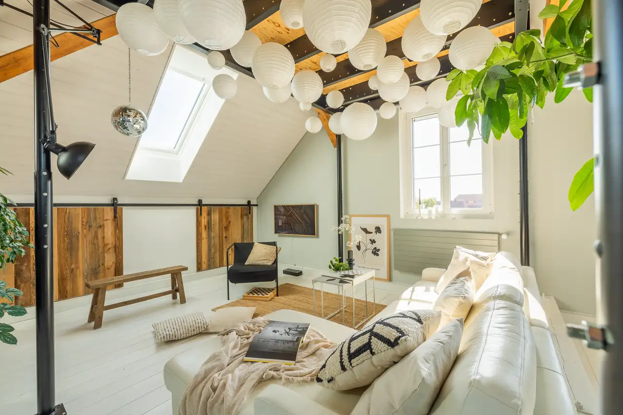 Helles Japandi-Wohnzimmer mit offenem Essbereich | VELUX Magazin