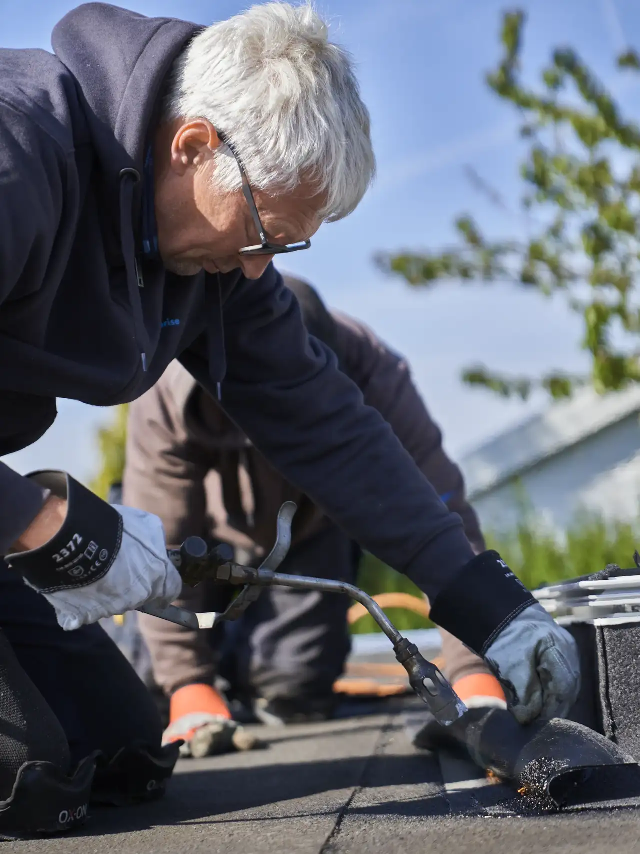 L'artigiano salda il materiale di copertura per le finestre per tetti piani | Rivista VELUX