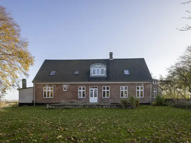 Moderne ovenlysvindue integreret i en tagdækning af sorte betontagsten