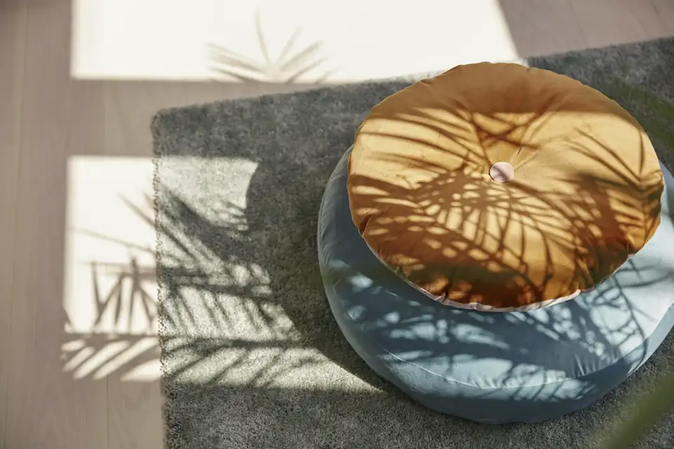 Coussin de méditation éclairé par la lumière naturelle des fenêtres de toit. 