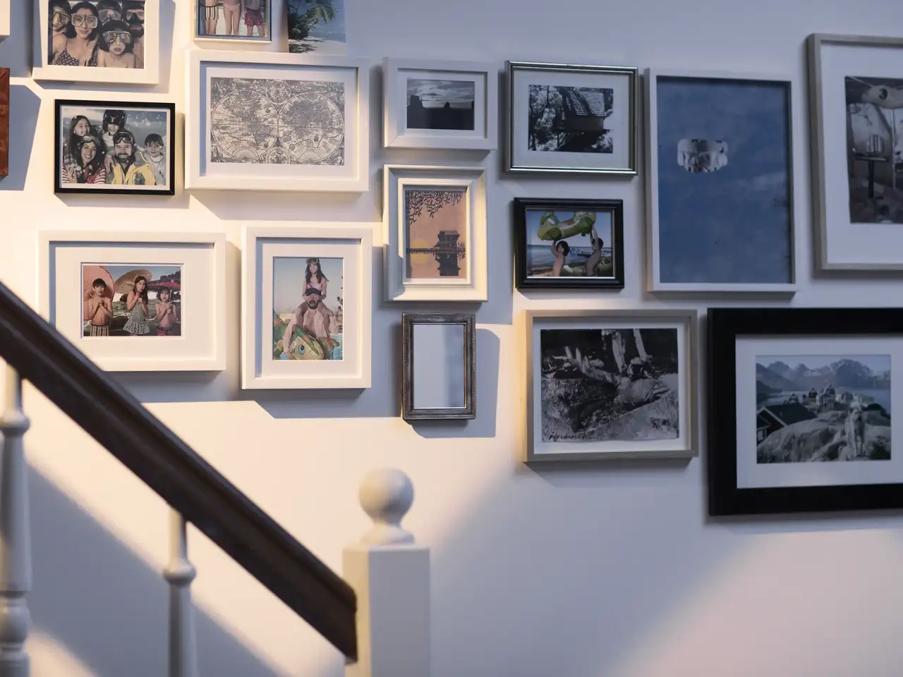 Foto di famiglia in cornici sulle scale | Rivista VELUX