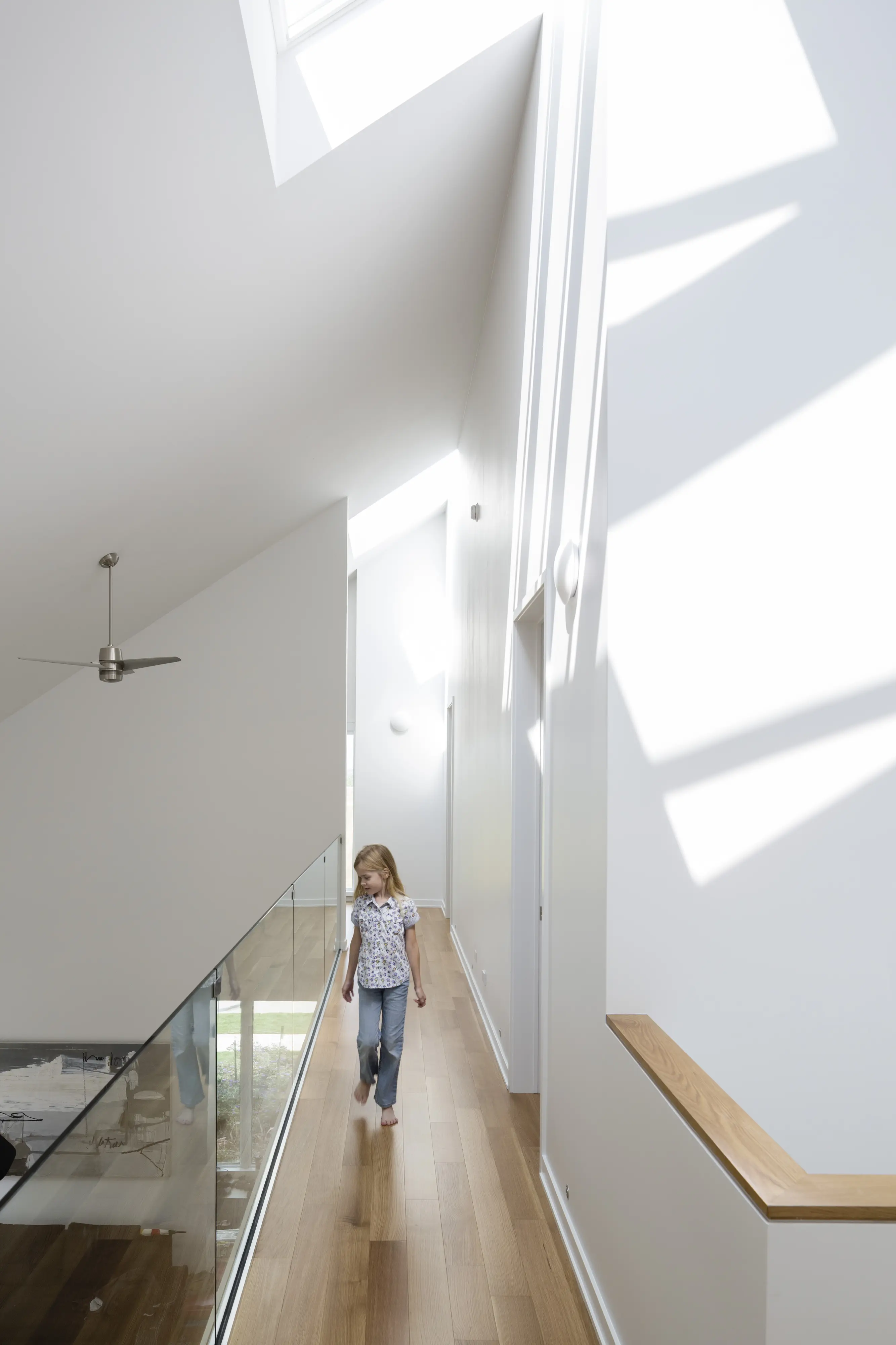Hol modern cu tavan înclinat și fereastră de mansardă VELUX, care pătrunde în lumină naturală.
