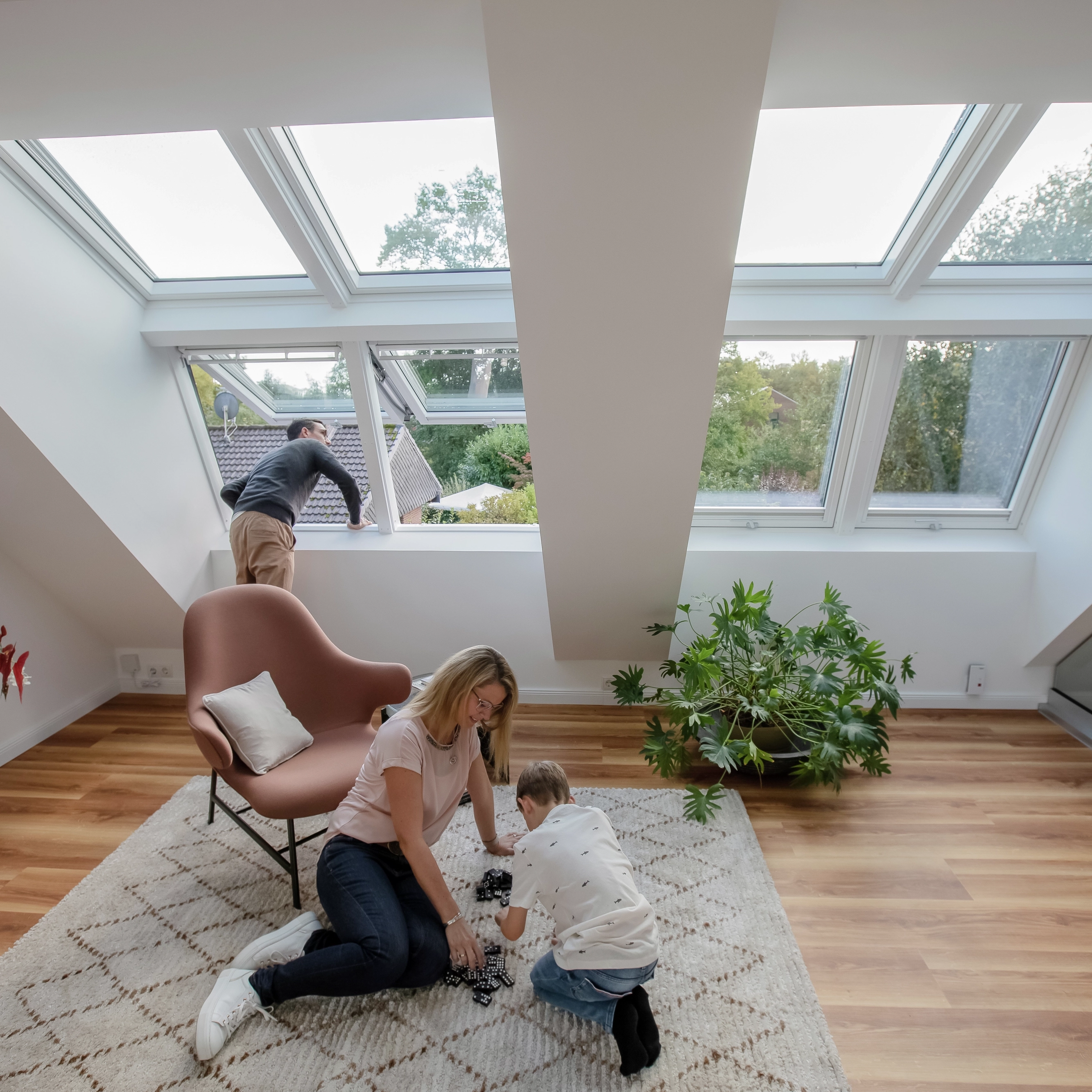 Salon d’un appartement baigné de lumière grâce à plusieurs fenêtres de toit