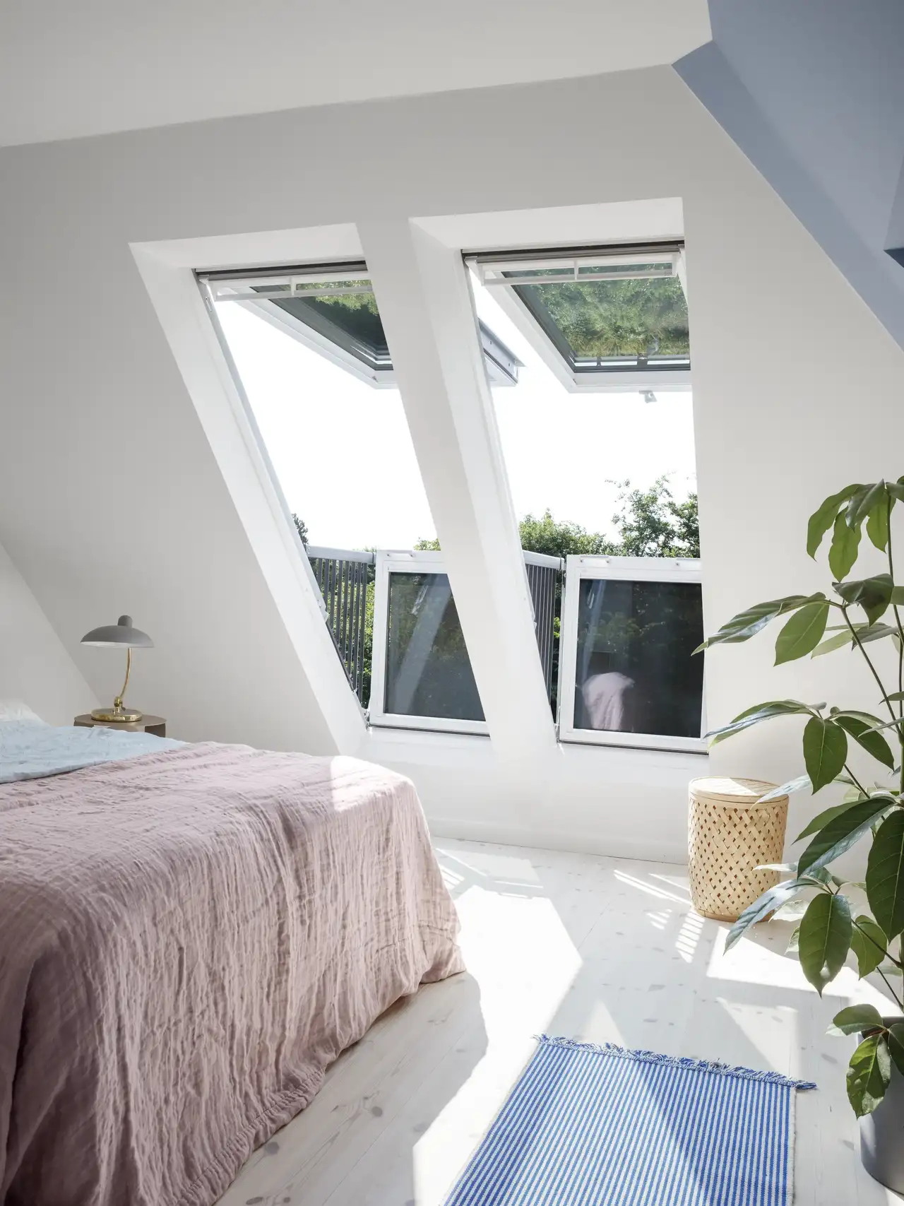 Helles Schlafzimmer mit VELUX Balkon | VELUX Magazin