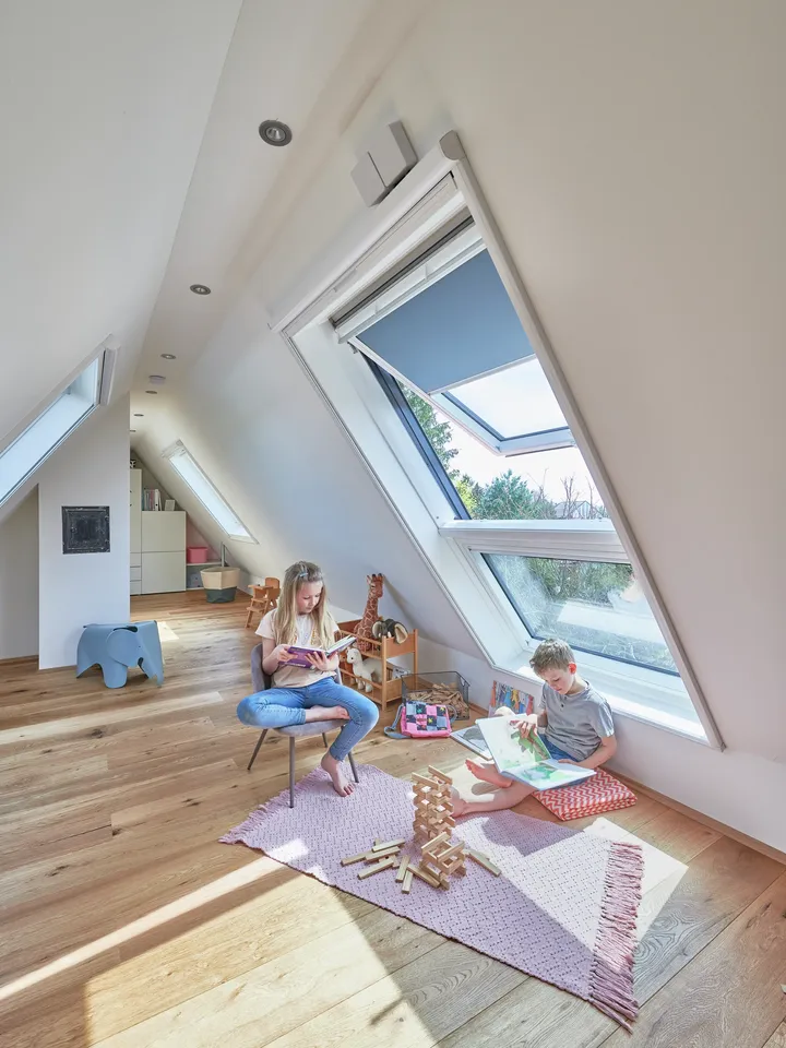 Kinder-Dachboden Spielzimmer mit VELUX Dachflächenfenster und hölzernen Spielzeugen