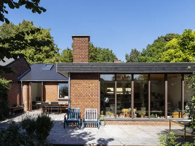 Facaderenovering af 60-70'er villa med ovenlysvindue