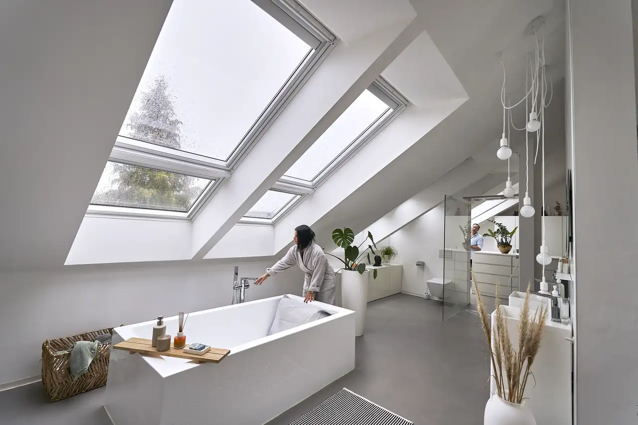 Modernes Badezimmer mit vielen Dachfenstern und hellen Oberflächen | VELUX Magazin