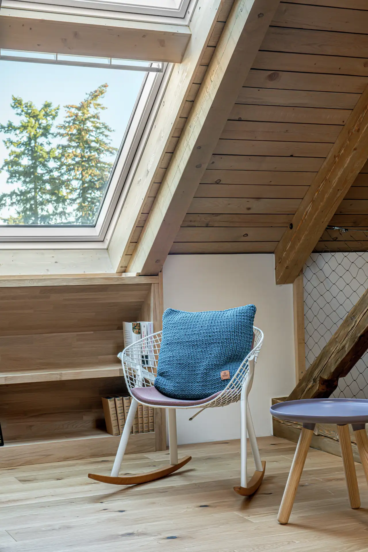 Stuhl unter Dachfenster im Dachboden-Gästezimmer | VELUX Magazin