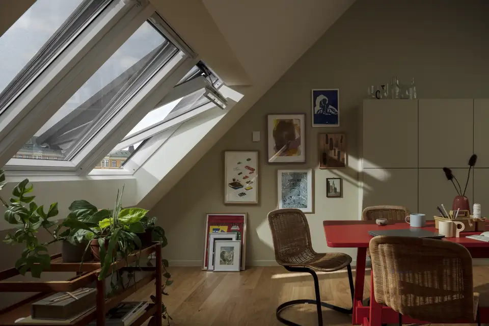 Woonruimte ingericht onder het dak, volop verlicht door daglicht dankzij drie VELUX dakramen.