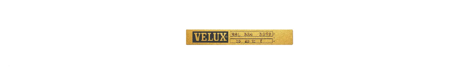 gros plan d'une étiquette produit VELUX avec texte et chiffres en relief