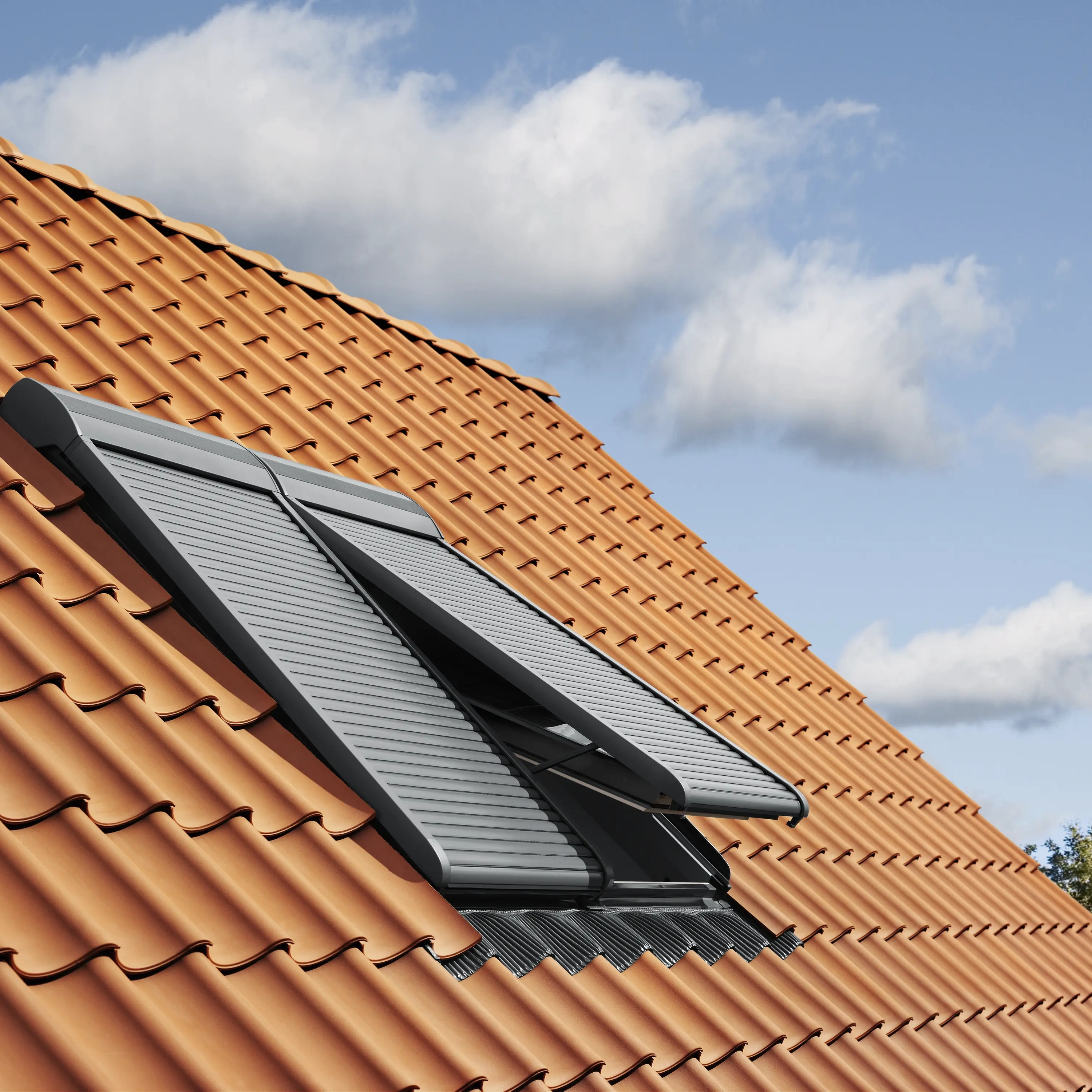 Protección externa: Persianas VELUX para un sueño óptimo​