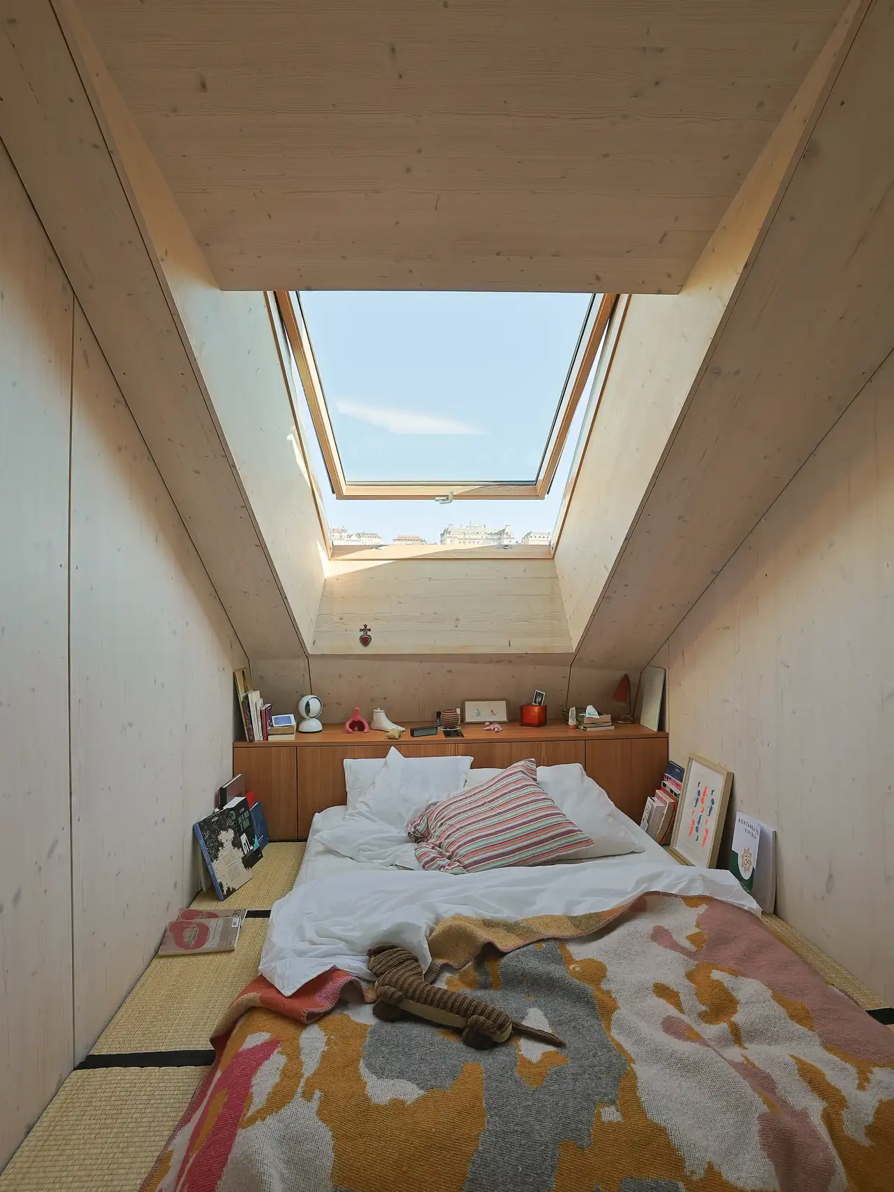 chambre avec un lit placé sous une fenêtre de toit VELUX