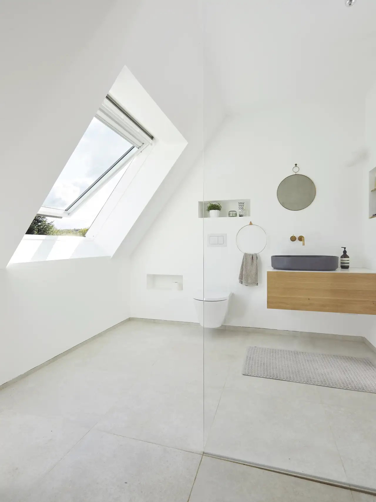 Minimalistisch eingerichtetes Badezimmer mit grossem Schwingfenster | VELUX Magazin