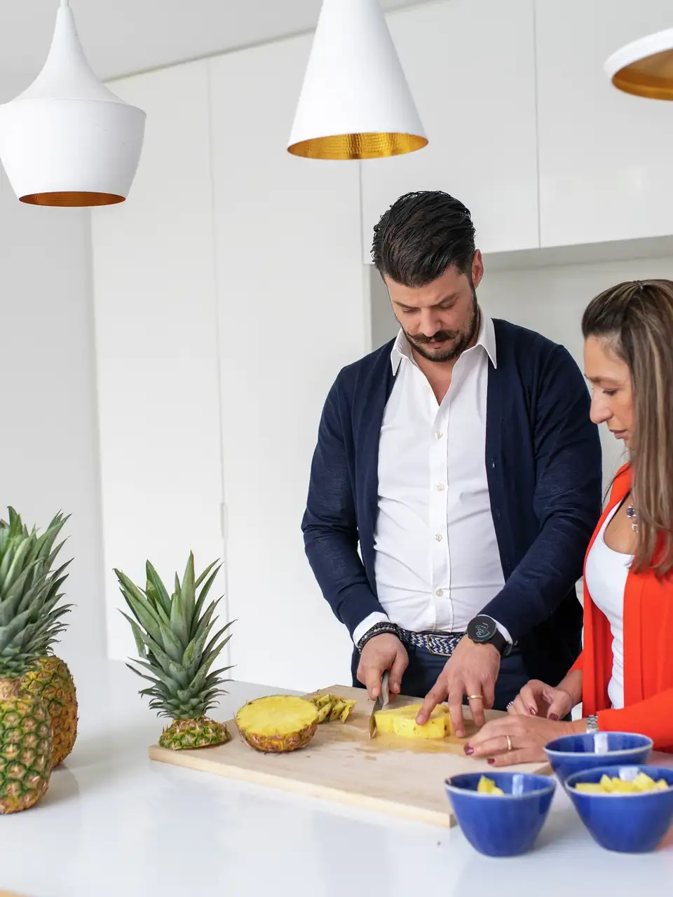 Uma cozinha equipada com luz natural