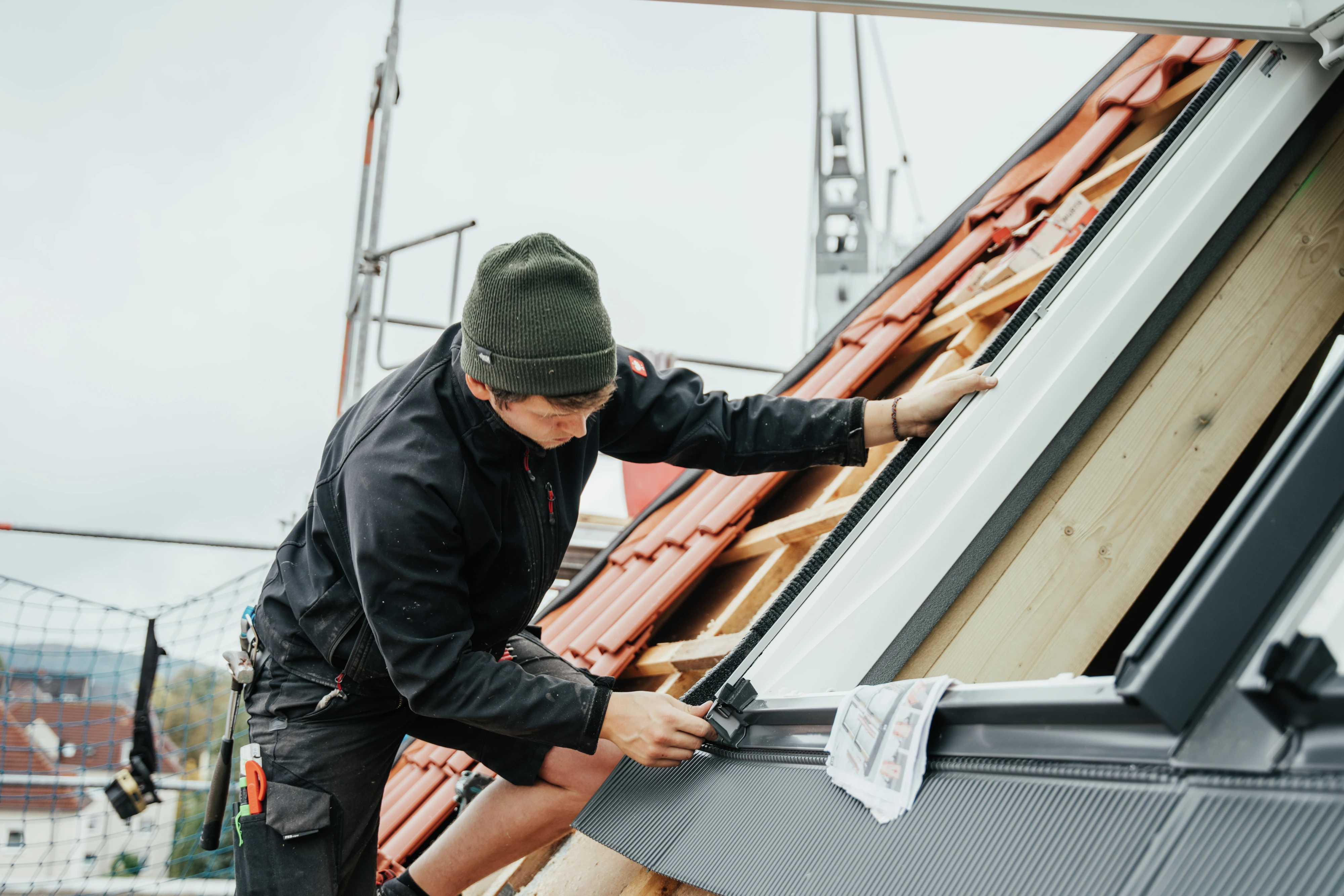 Montážník na střeše, montáž střešního okna VELUX.