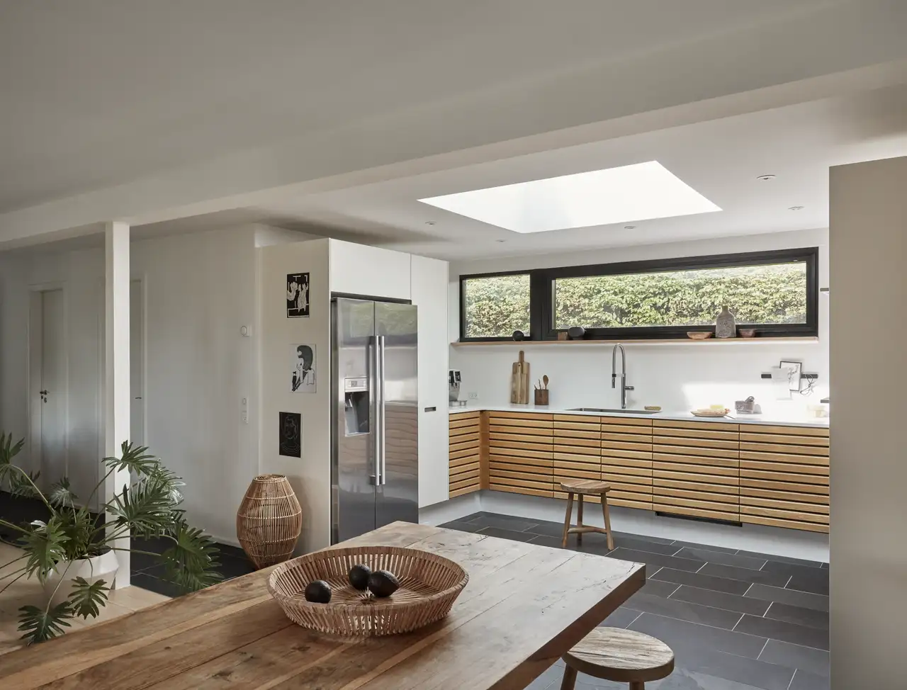Tetto piano in versione tetto freddo di una cucina con effetto legno | Rivista VELUX
