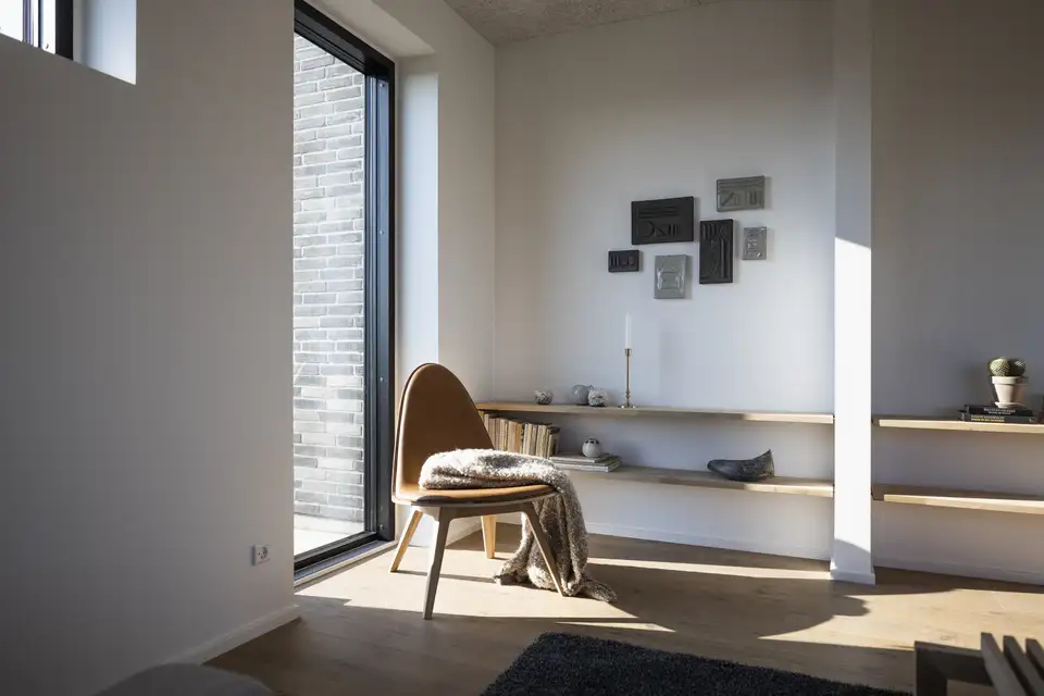 déco minimaliste à la maison, salon minimaliste avec étagères ouvertes