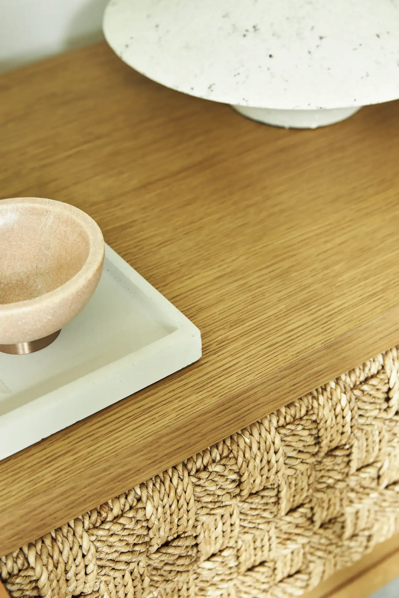 Schale aus Edelstein auf Holzregal | VELUX Magazin