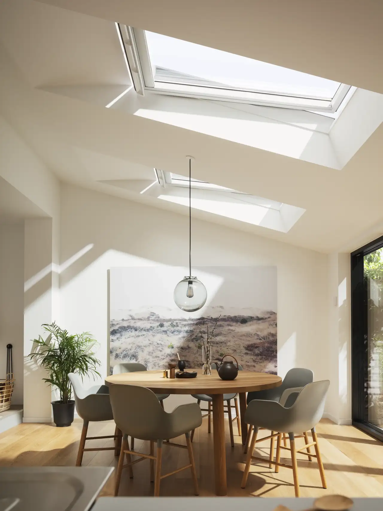 Salón con dos grandes ventanas de tejado abiertas para la ventilación