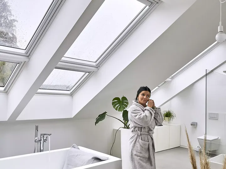Modernes Badezimmer mit VELUX Dachflächenfenstern, die für natürliches Licht sorgen.