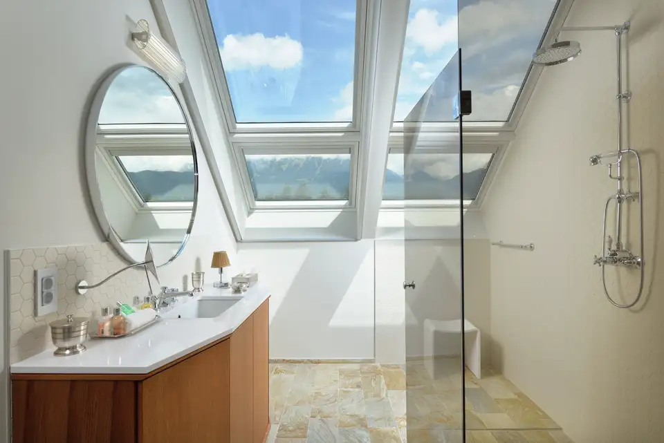 fenêtre de toit VELUX en mode ventilation dans une salle de bain