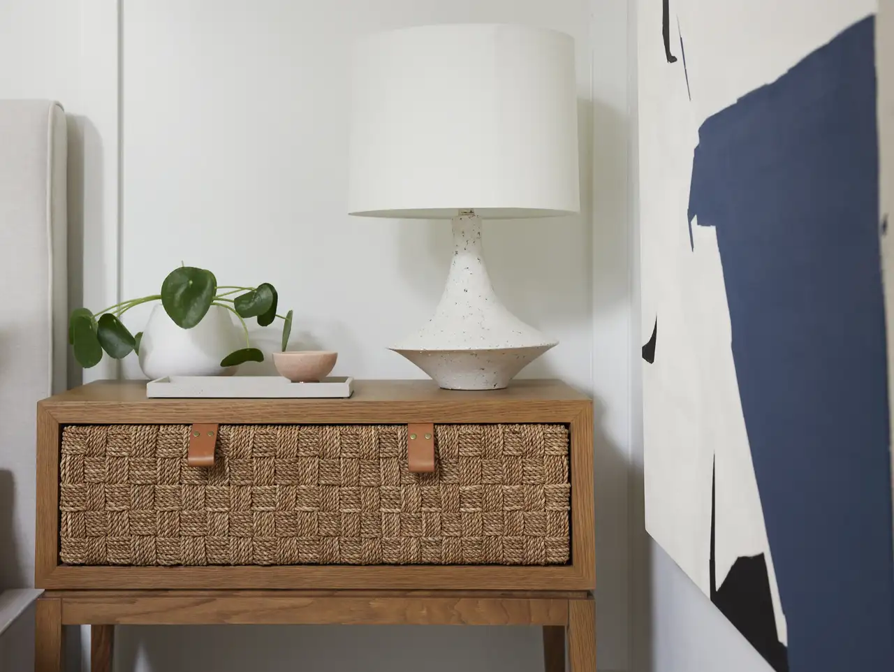 Nachttisch mit Designlampe und Ufopflanze | VELUX Magazin