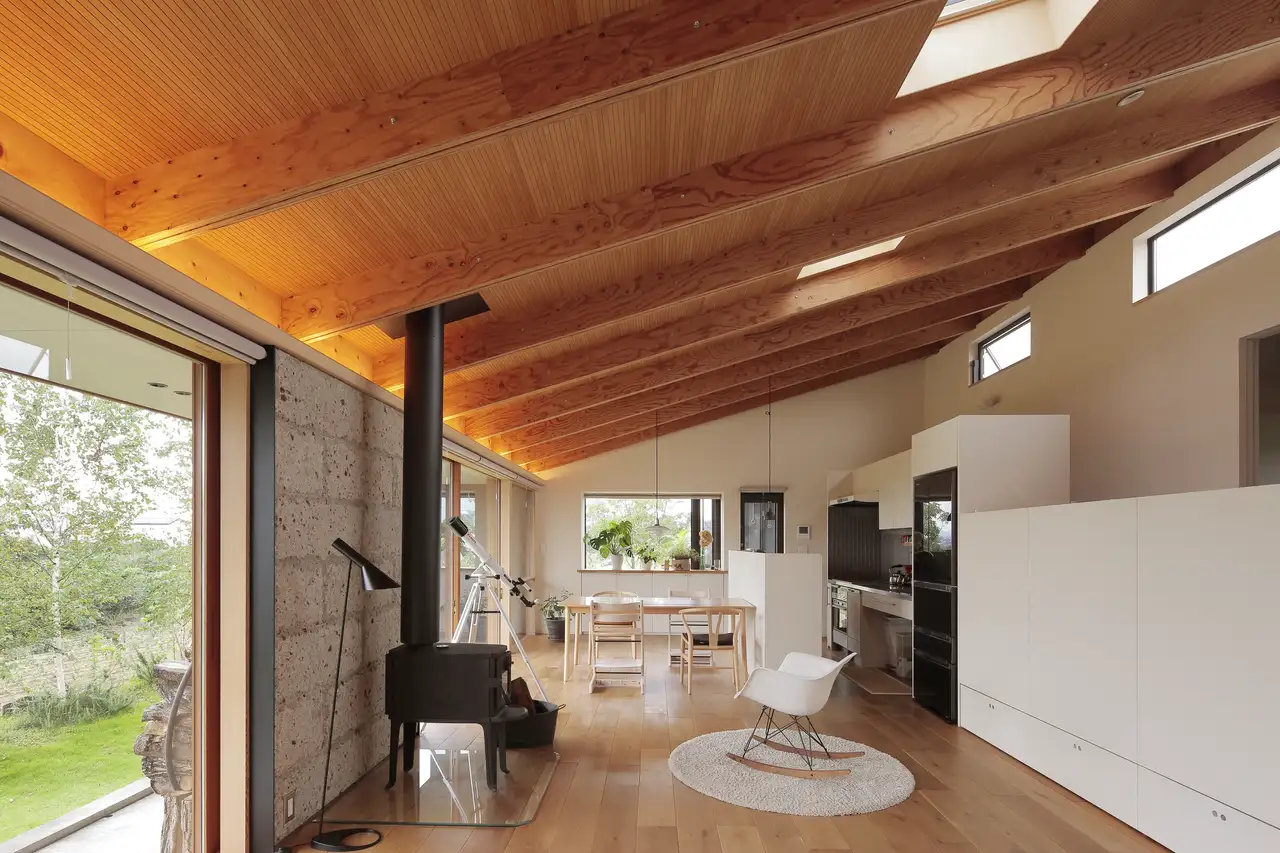 Un espace de vie connecté à la nature avec baies vitrées allant du sol au plafond | Magazine VELUX