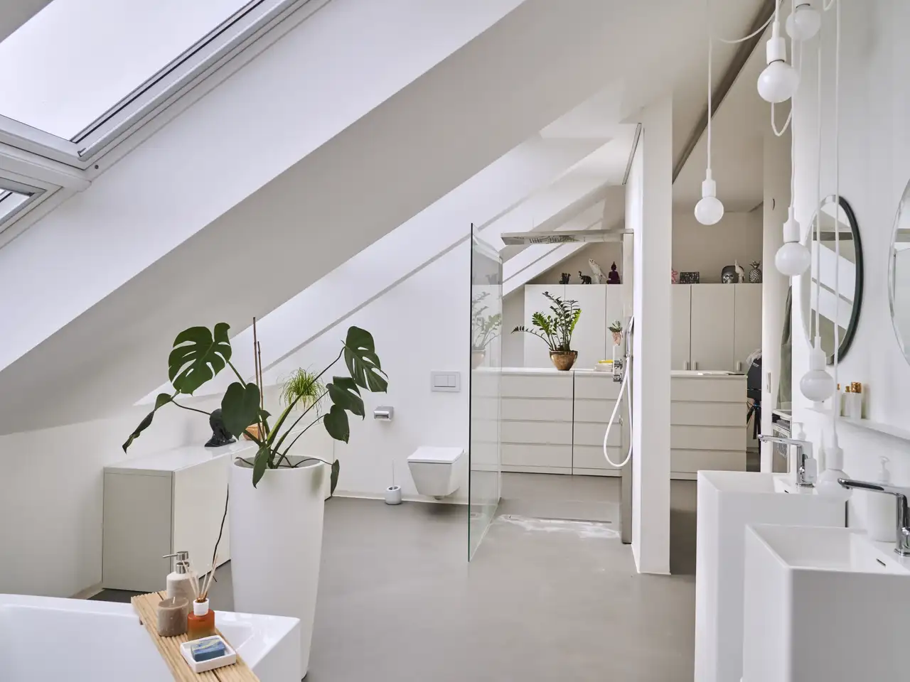 Doccia a pioggia walk-in al centro del bagno con tetto inclinato | Rivista VELUX