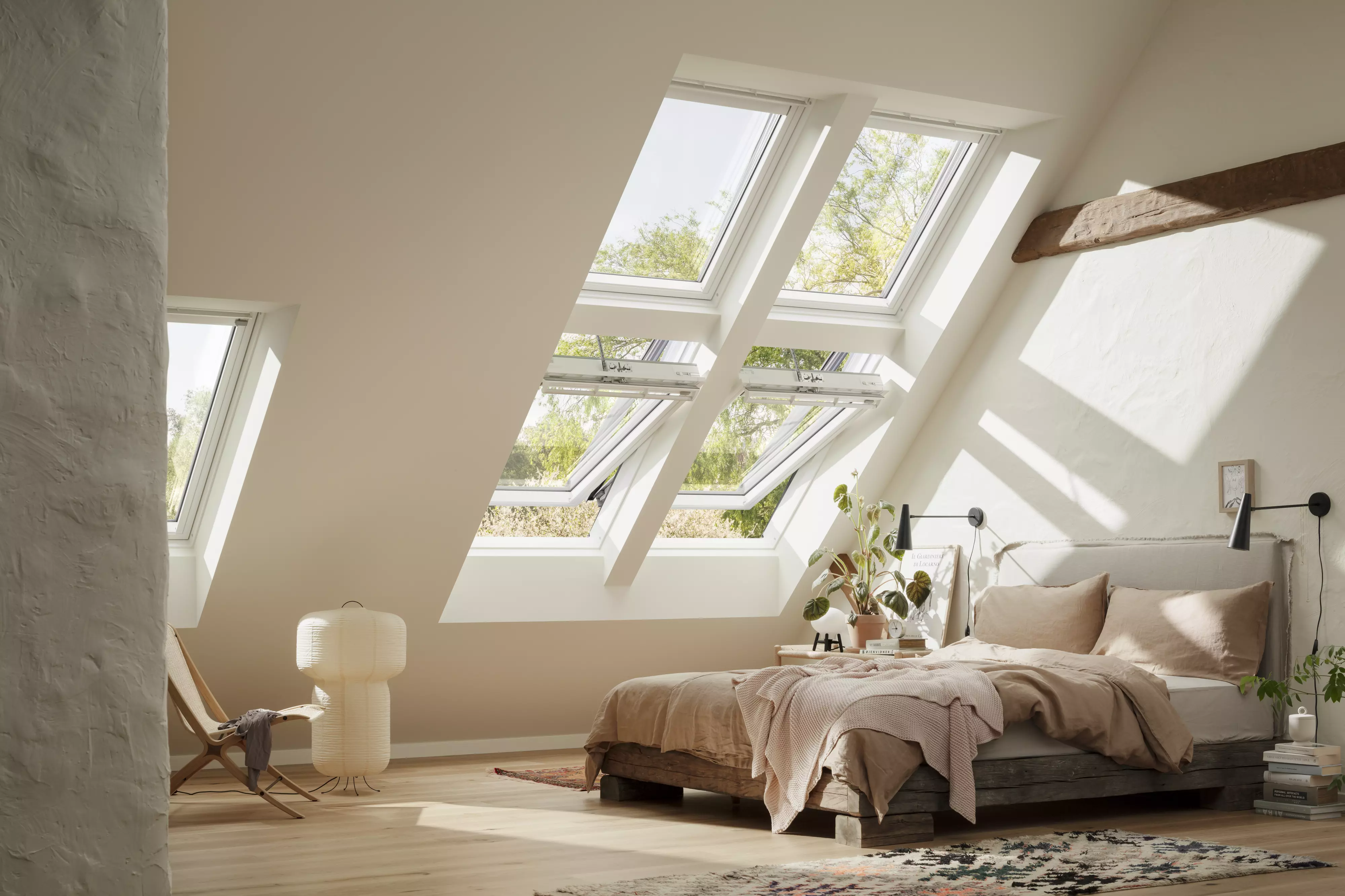 Posteľ pod kombináciou strešných okien VELUX