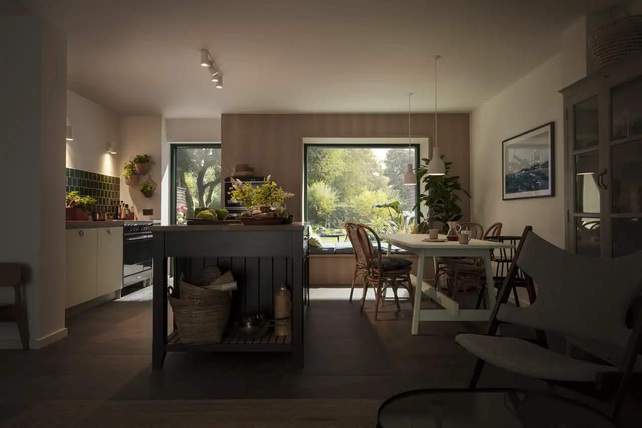 Offene Küche mit Küchenblock, Esstisch und Terrassenfenstern | VELUX Magazin