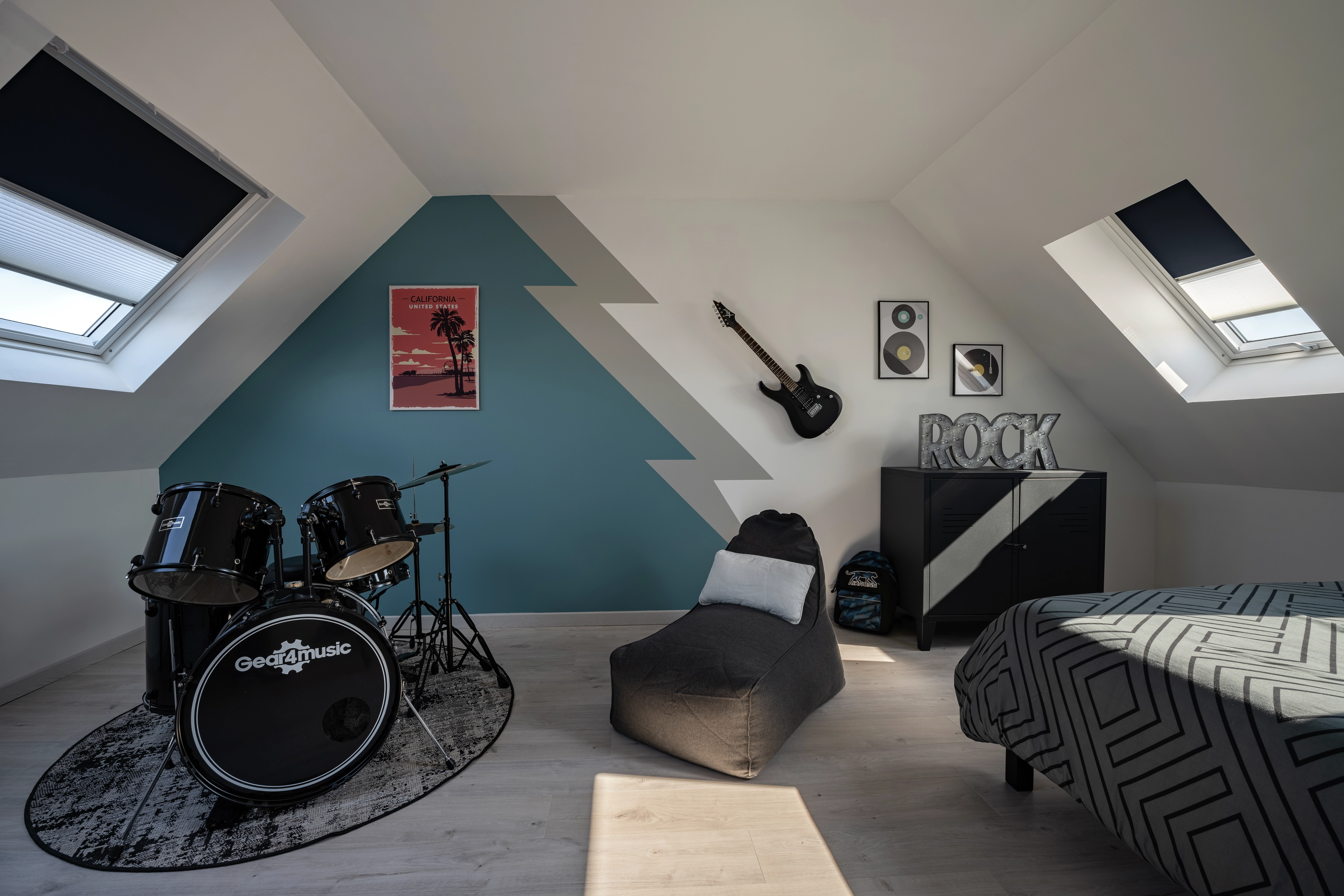 Studio de musique aménagé dans les combles avec fenêtres de toit VELUX.