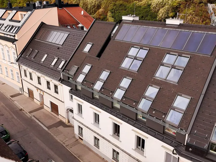 Luftaufnahme eines Mehrfamilienhauses mit mehreren VELUX Dachflächenfenstern.