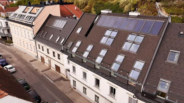 Luftaufnahme eines Wohngebäudes mit mehreren VELUX Dachflächenfenstern.