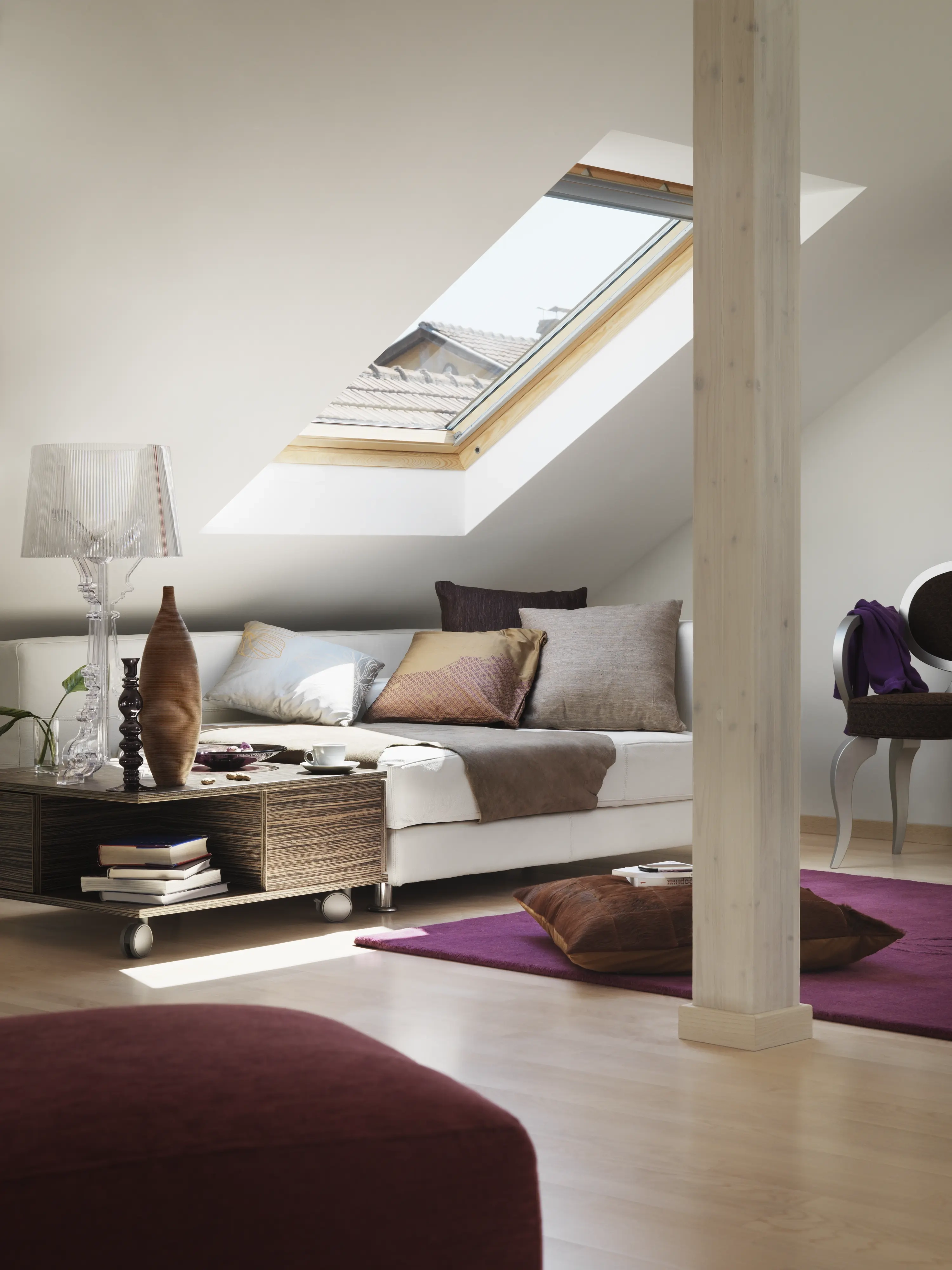 Cuarto de estar con tejados inclinados con ventanas de tejado