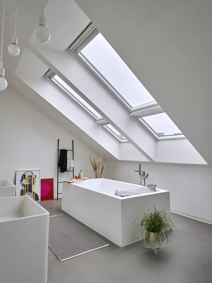 Nachher – lichtdurchflutetes Badezimmer mit Dachschräge und freistehender Badewanne unter Dachfenstern | VELUX Magazin