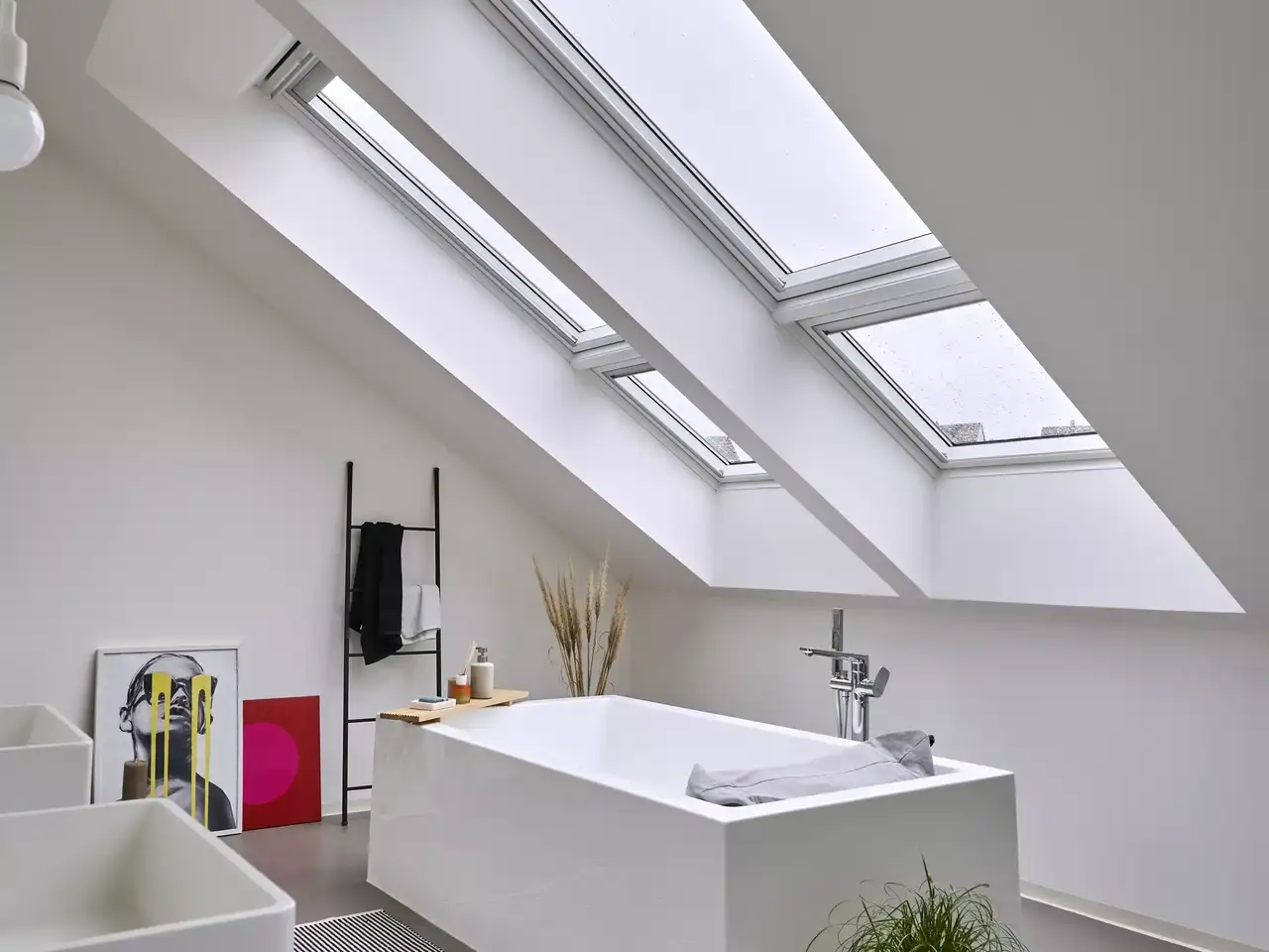 Freistehende Badewanne unter zwei Dachfenstern mit stilvollen Accessoires | VELUX Magazin