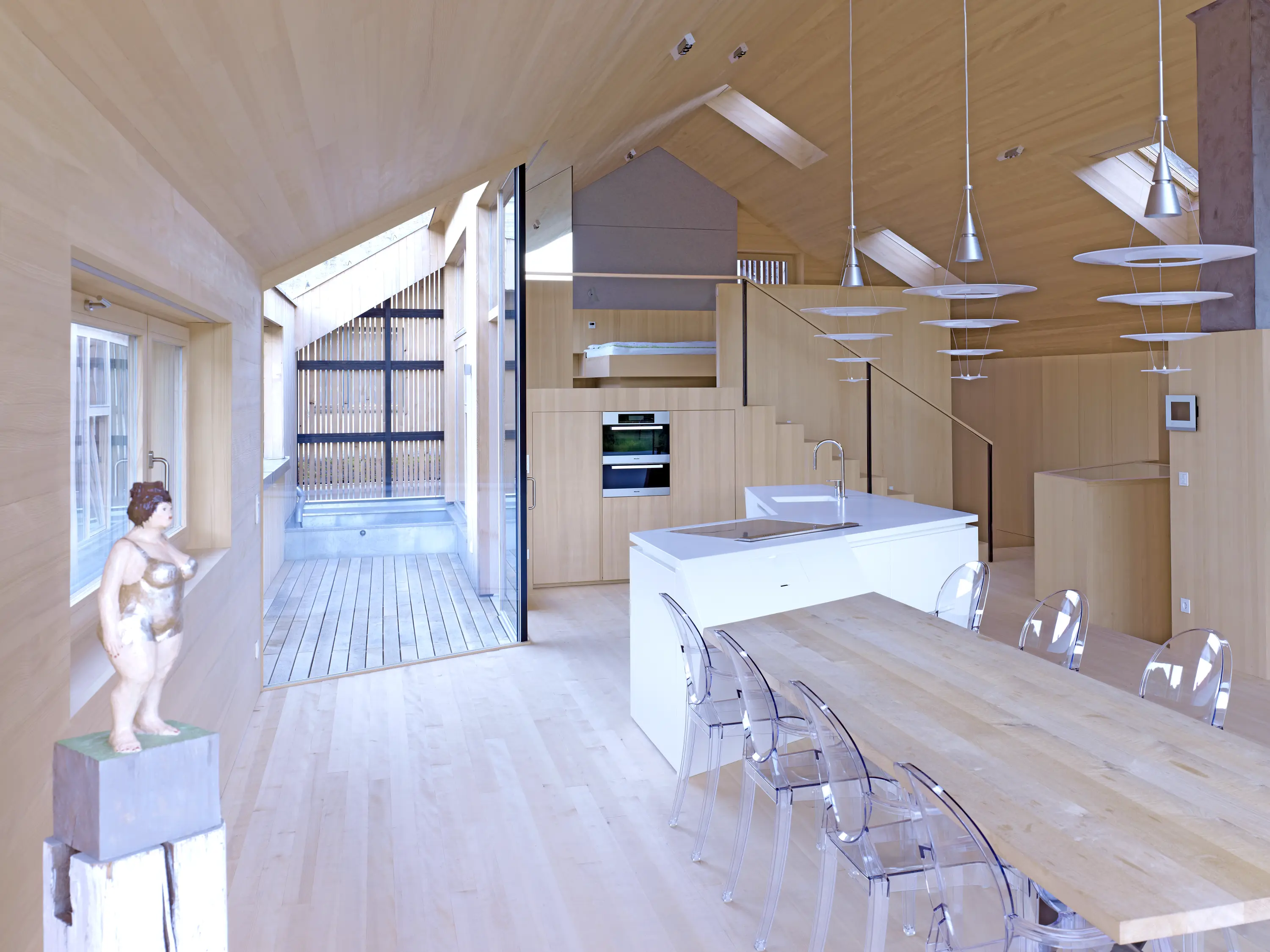 Bucătărie modernă cu decor din lemn și ferestre de mansardă VELUX.