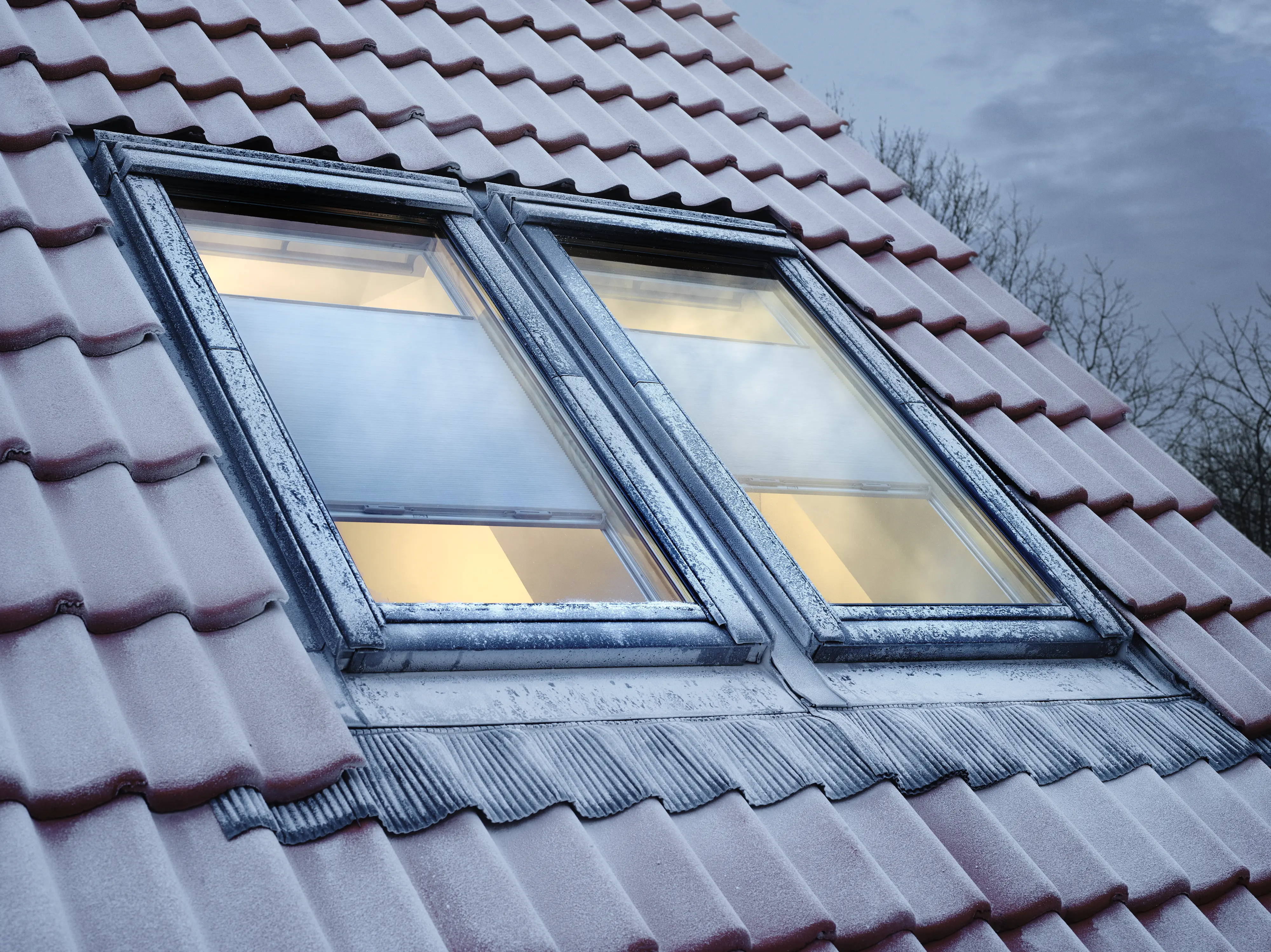 Zostava strešných okien Velux osadená zapustenou montážou.