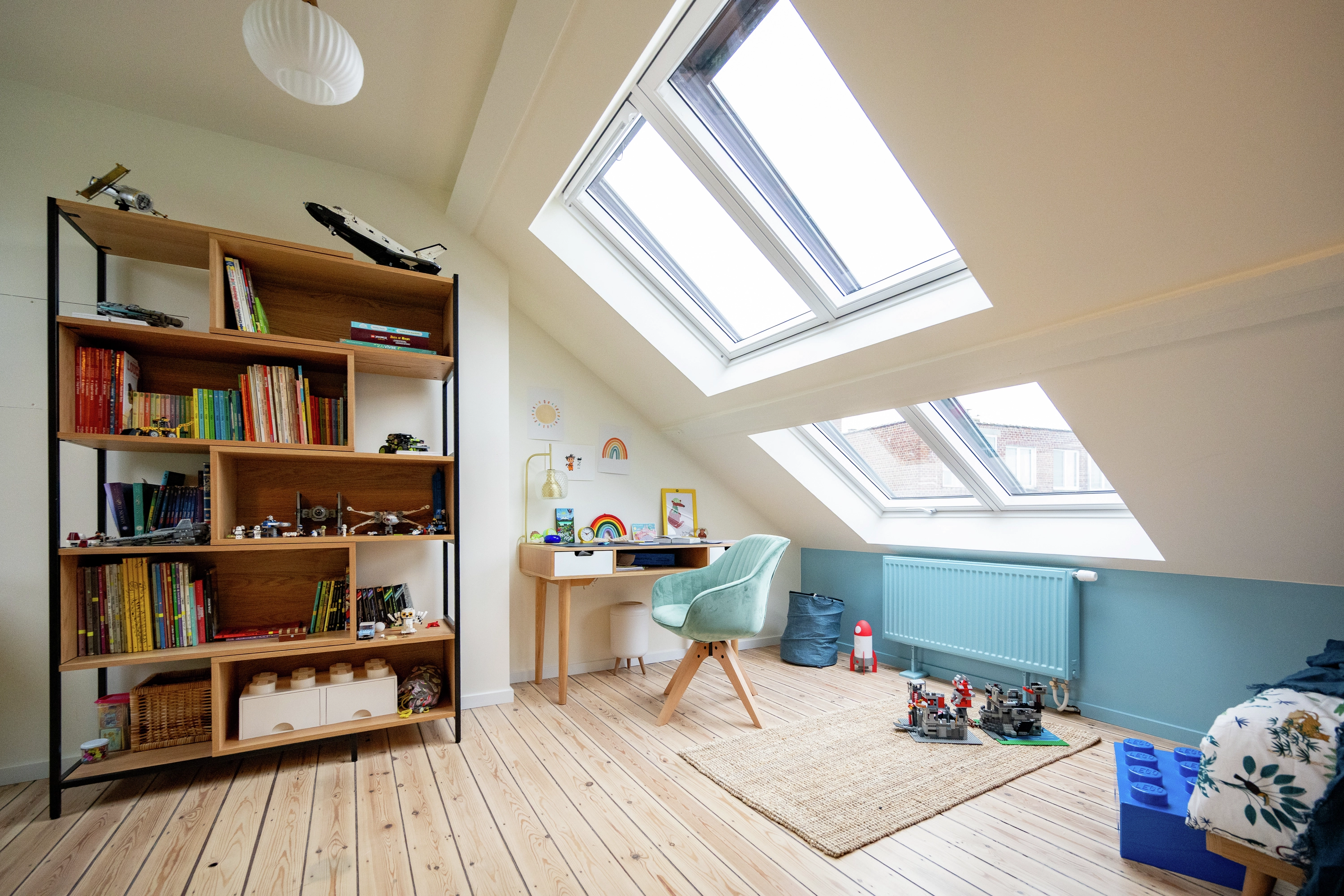 Autre vue de la même chambre avec une deuxième paire de fenêtres de toit 2en1 VELUX.