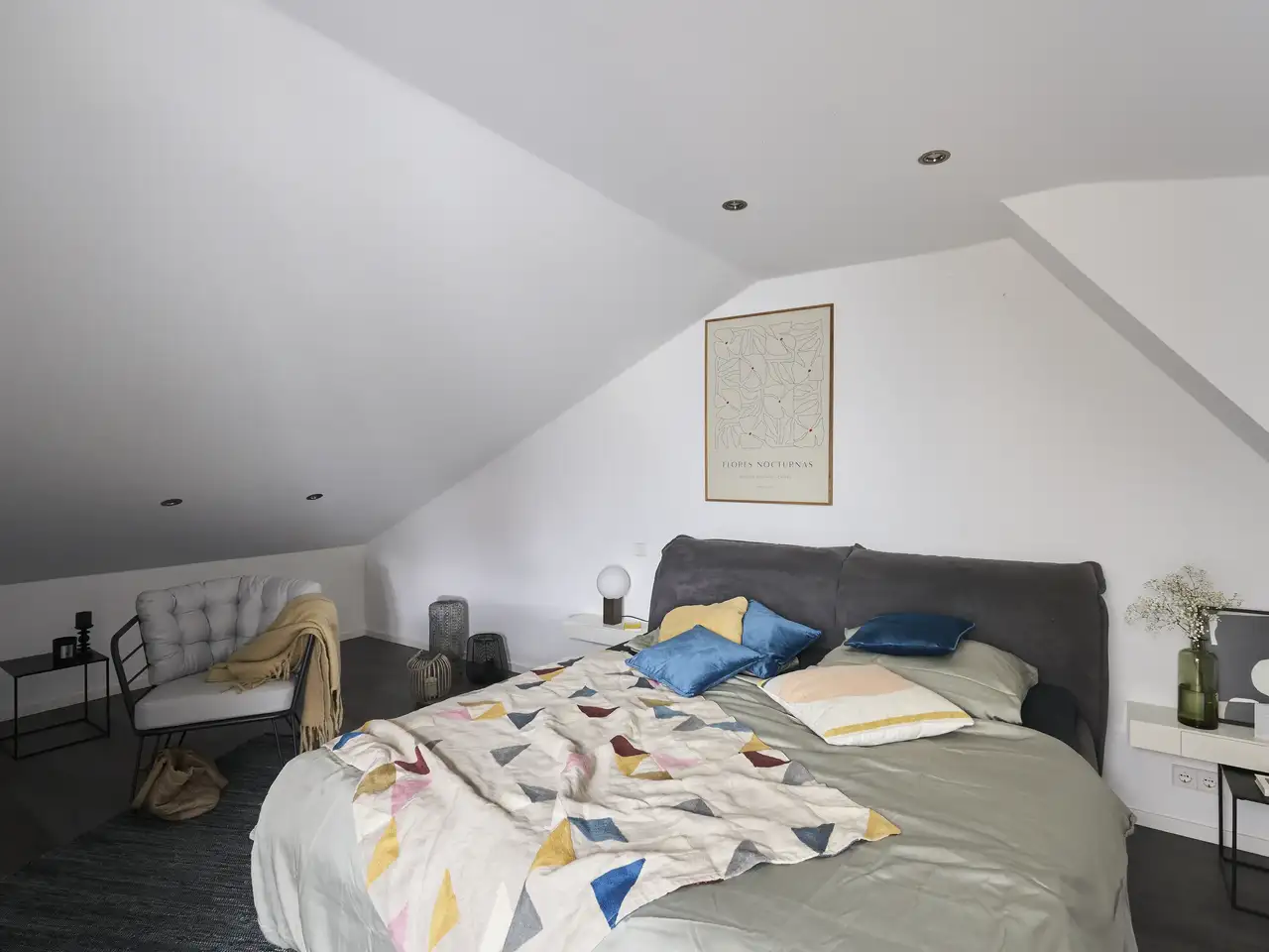 Camera da letto buia e angusta in mansarda senza lucernario | Rivista VELUX