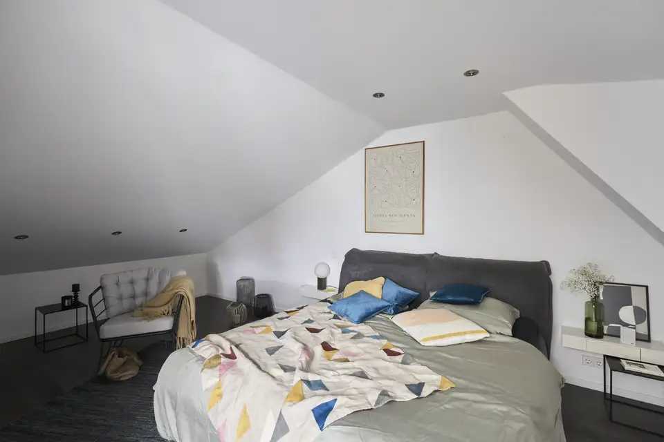 Chambre mansardée sans fenêtres de toit. 