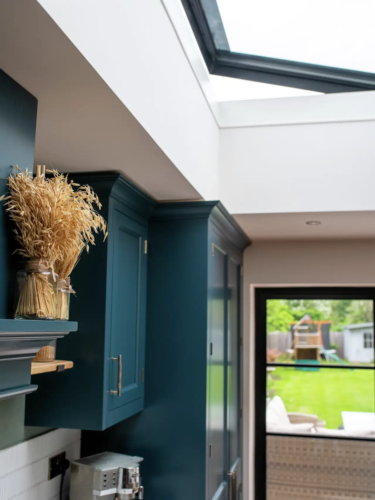 une fenêtre de toit VELUX illumine une cuisine aux tendances Art Déco