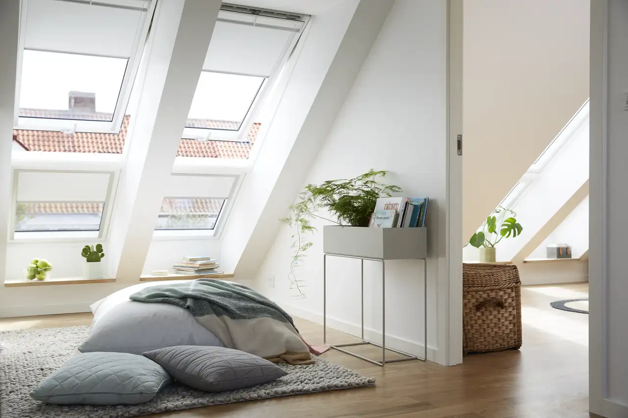 fenêtres de toit VELUX en mode ventilation et équipées de stores intérieurs 