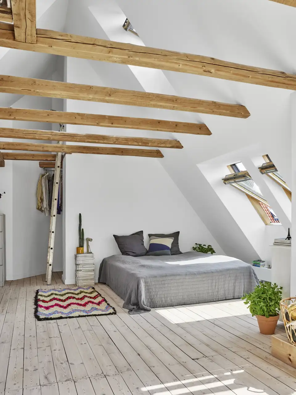 une chambre sous toiture lumineuse avec des fenêtres de toit VELUX