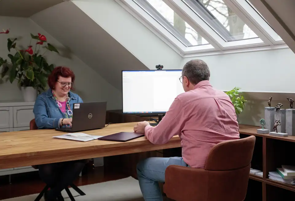 Koppel in hun nieuwe zolderkantoor, onder 3-in-1 dakramen