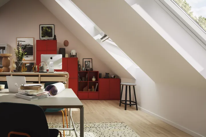 Blick auf Giebelwand mit rotem Stufenregal und seitlichen Dachfenstern | VELUX Magazin