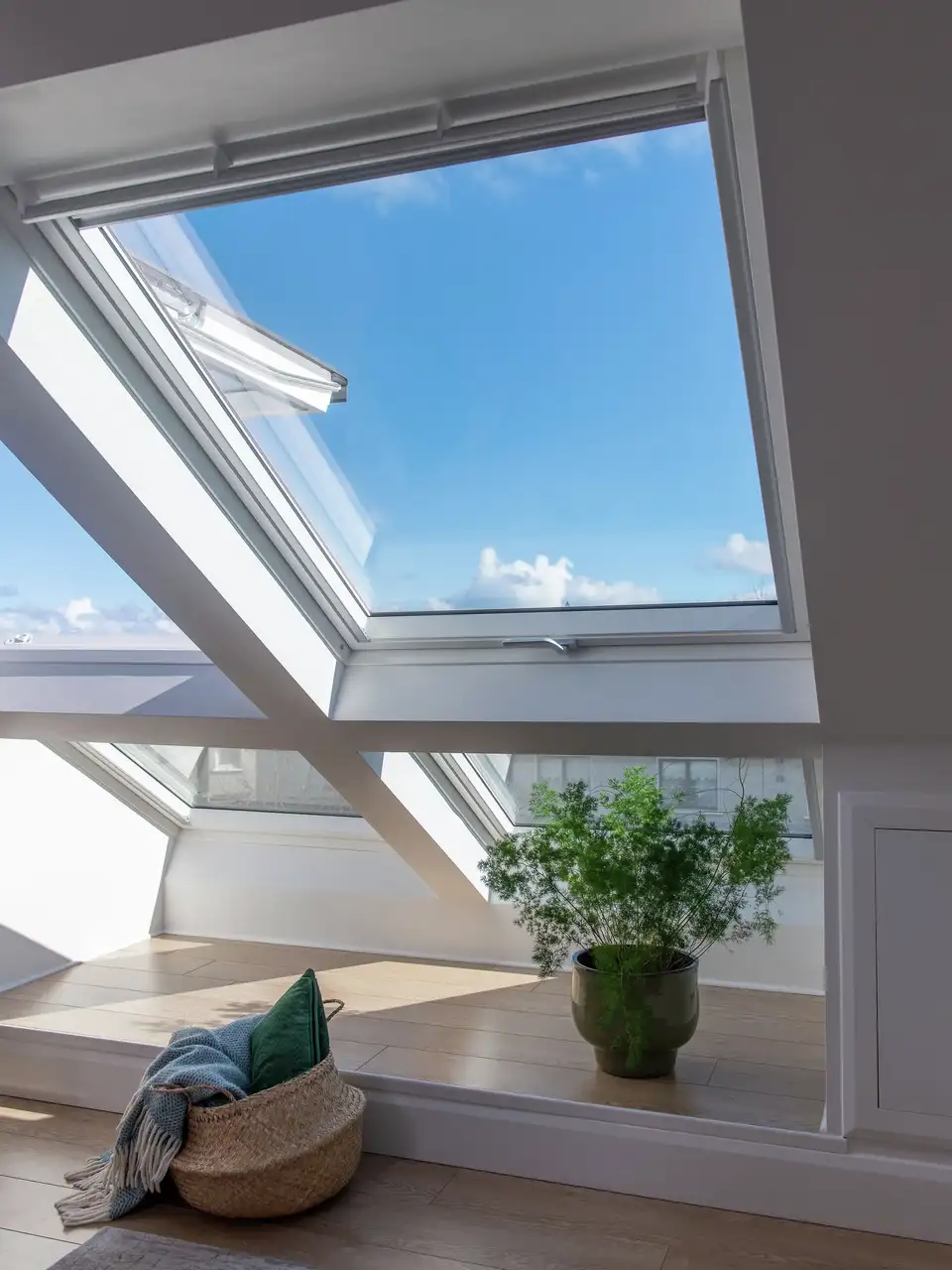 fenêtres de toit VELUX dans une chambre sous les toits