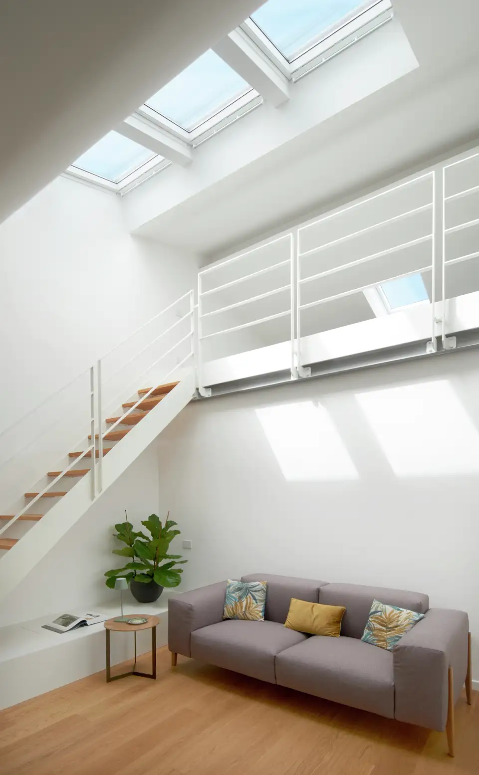 Mezzanine-woonkamer met veel licht dankzij een groot VELUX-dakvenster 
