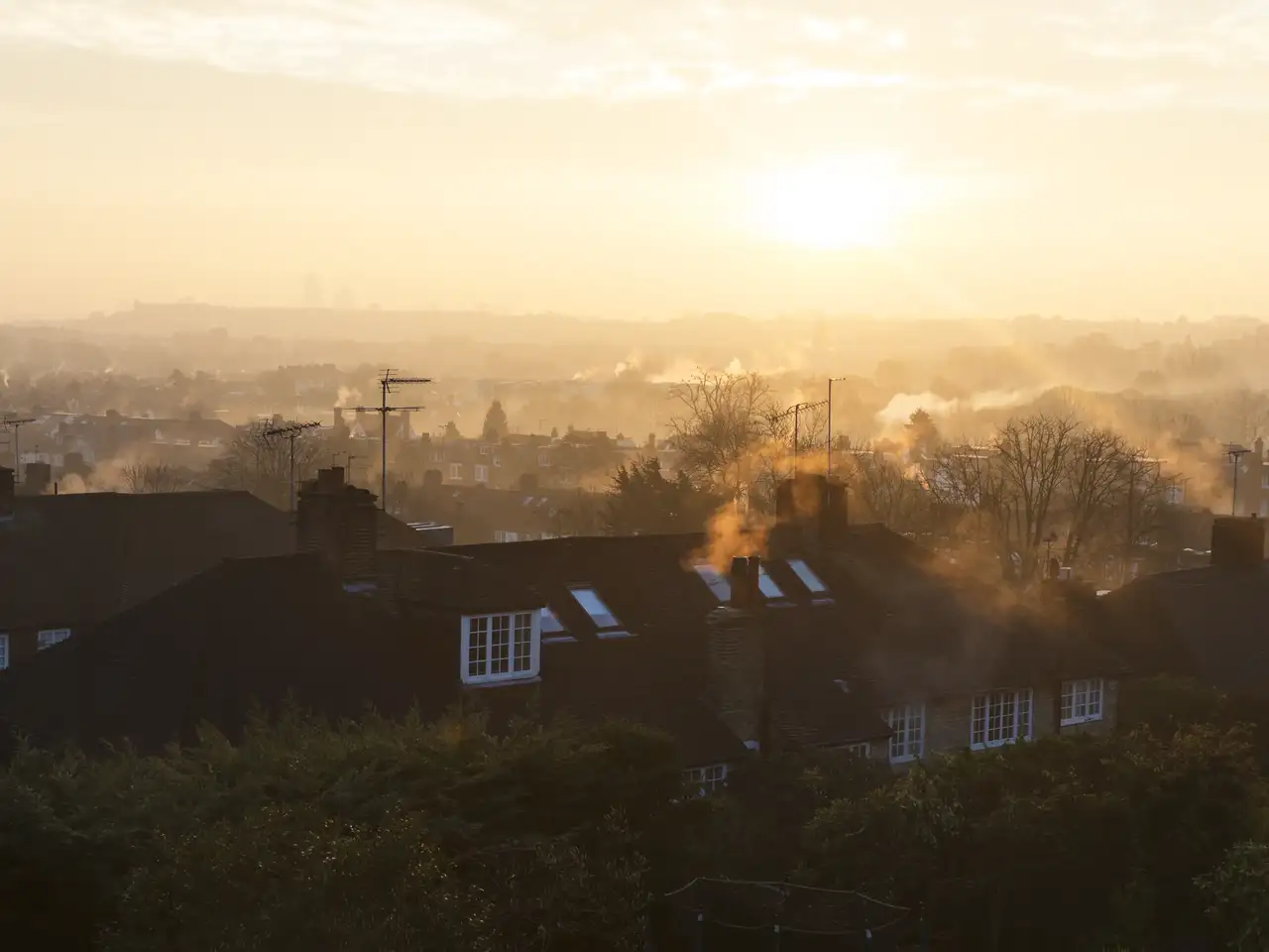 Lever de soleil brumeux sur les toits d'une ville | Magazine VELUX