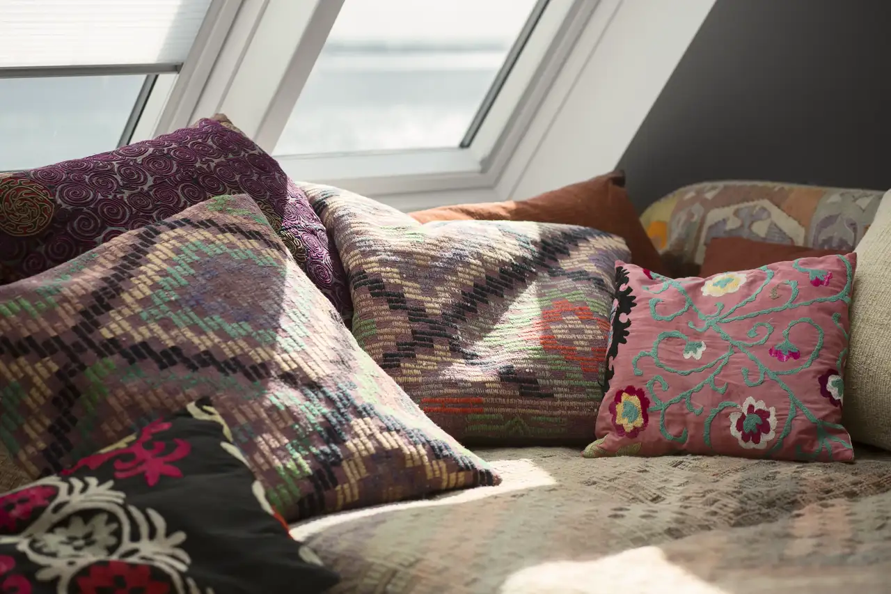 Sofakissen mit Bezügen in bunten Farben passend zum Dopamine Decor Design | VELUX Magazin